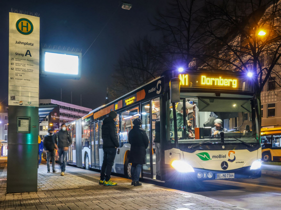 Nachtbus hält an Bushaltestelle