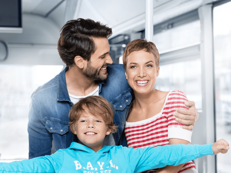 glückliche Familie mit einem Sohn im Bus